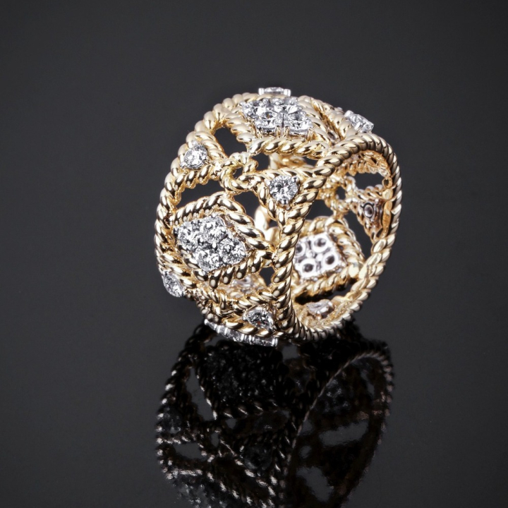 Amabilia, Gold and diamond ring