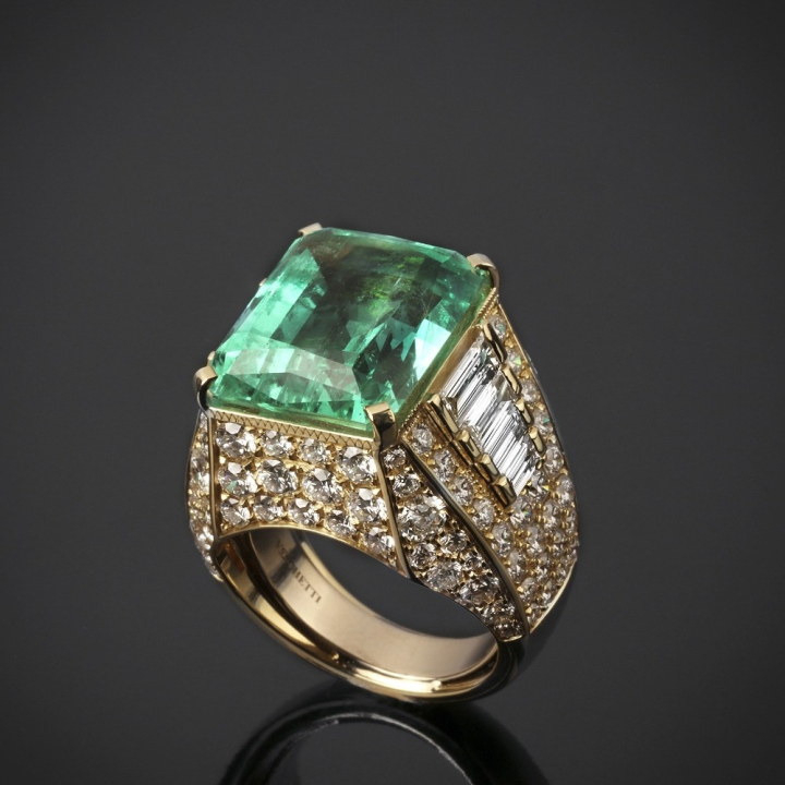 Sale Gold and Precious Stones Rings in Italy
