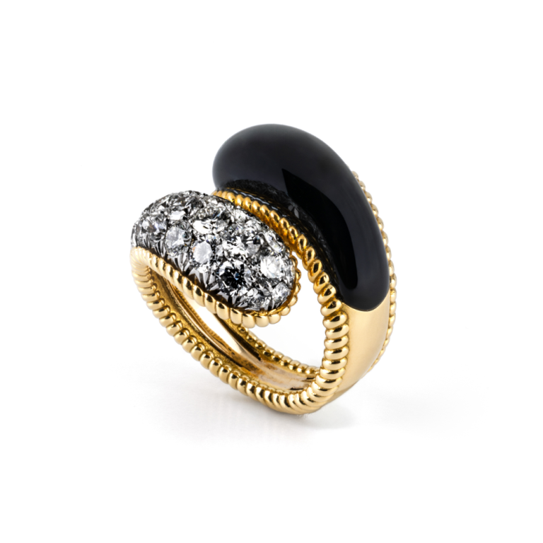 Gold ring with onix and diamonds
