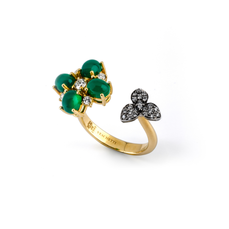 Gold ring with green agate and brilliant cut Diamonds