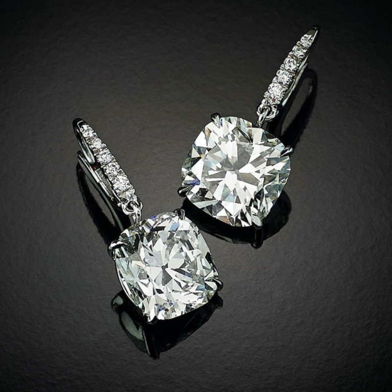 Atena, Elegant cushion-cut diamond earrings