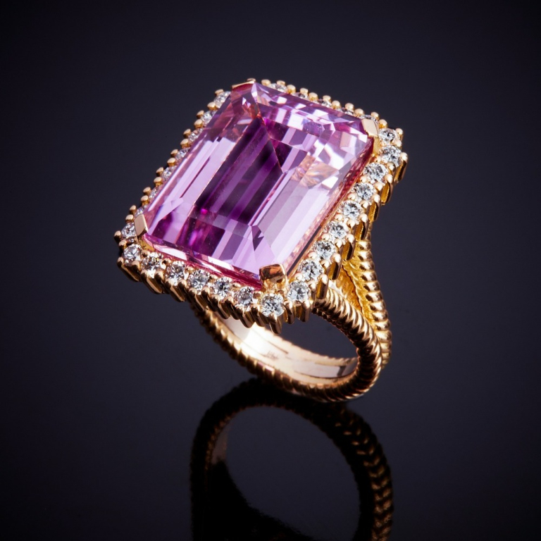 Emozione, Coloured gem and diamond ring