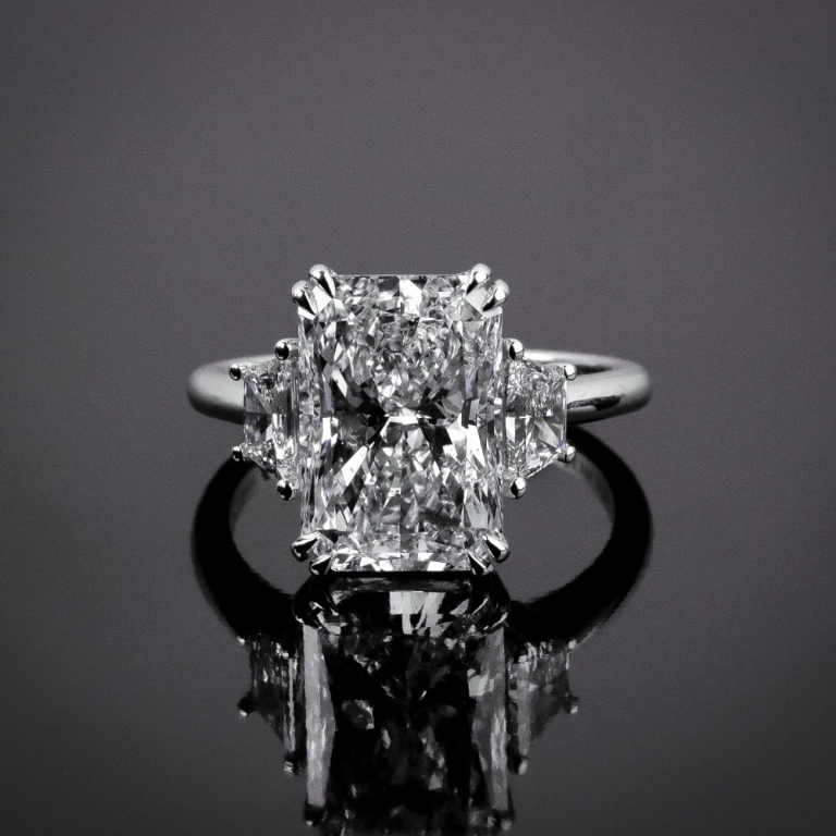Destino, Marvelous rectangular-cut diamond ring