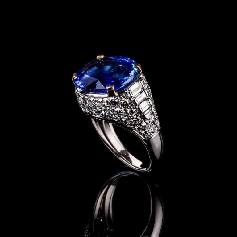 Diana, Extraordinary sapphire and diamond pavé ring