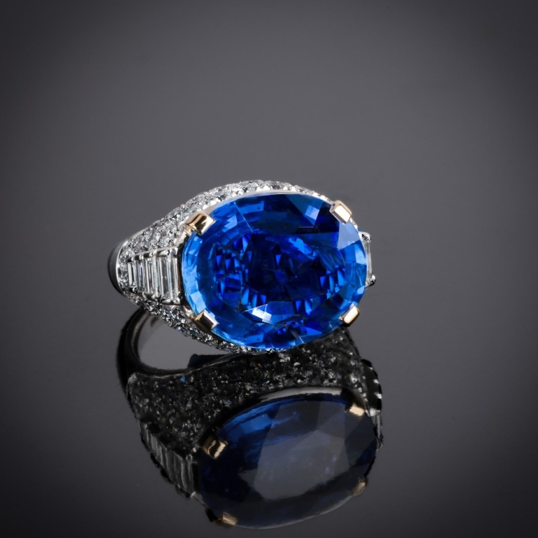 Diana, Extraordinary sapphire and diamond pavé ring