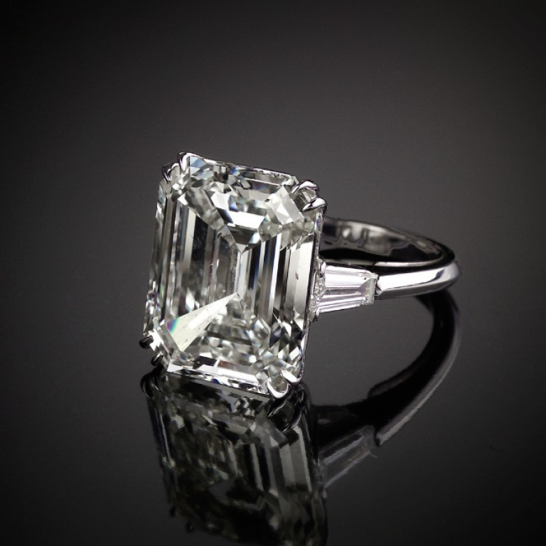 Venere, Important emerald cut diamond ring