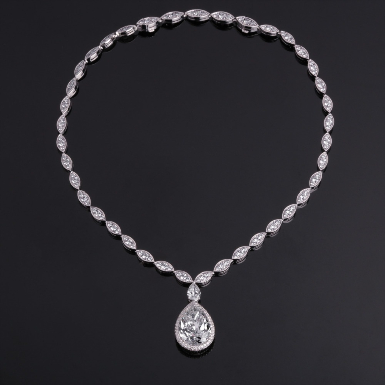 Rebecca, Wonderful necklace with drop-cut diamonds
