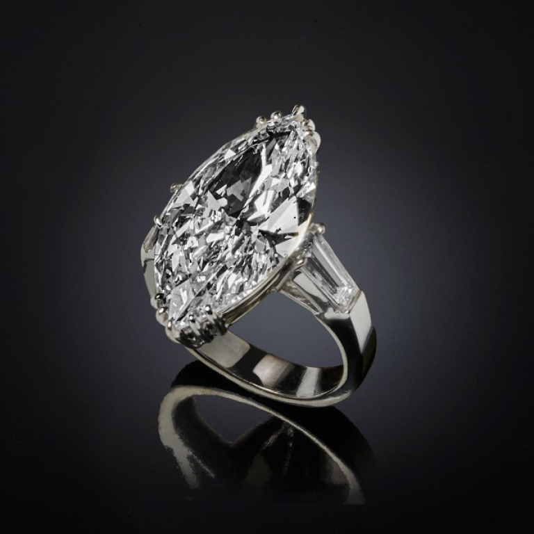 Lorella, Captivating marquise-cut diamond ring