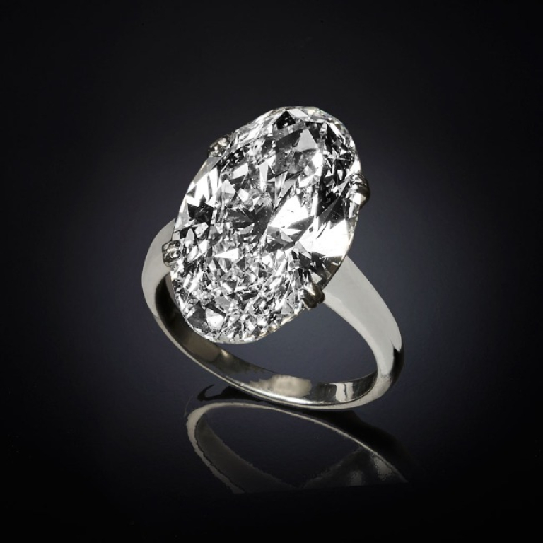 Aurora, Remarkable oval cut diamond ring