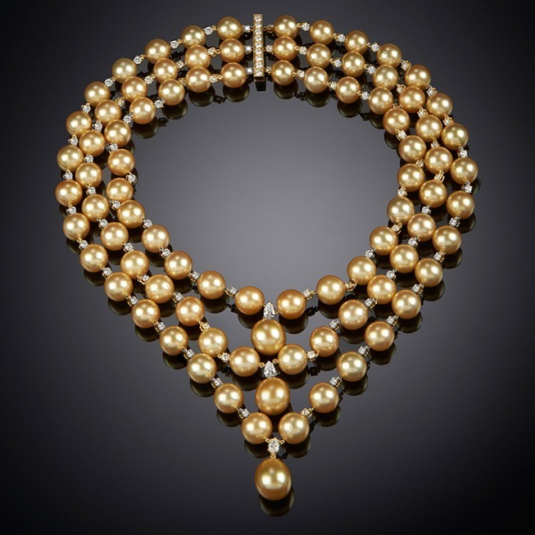 Divina, Gold pearls and diamonds necklace