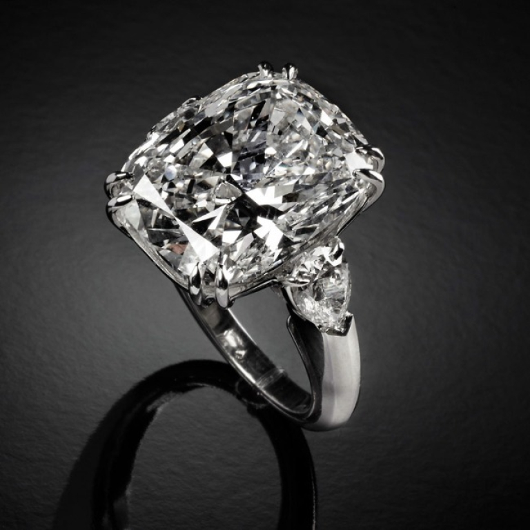 Beatrice, Seductive cushion-cut diamond