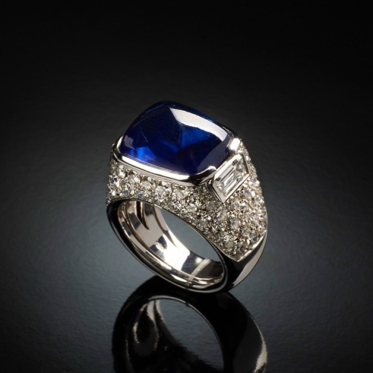 Intensità , Cabochon sapphire and diamond pavé ring