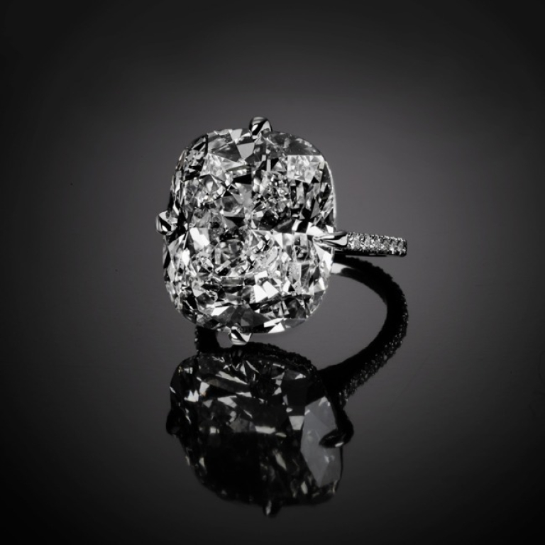Raggio di Luna, Exceptional cushion-cut diamond ring