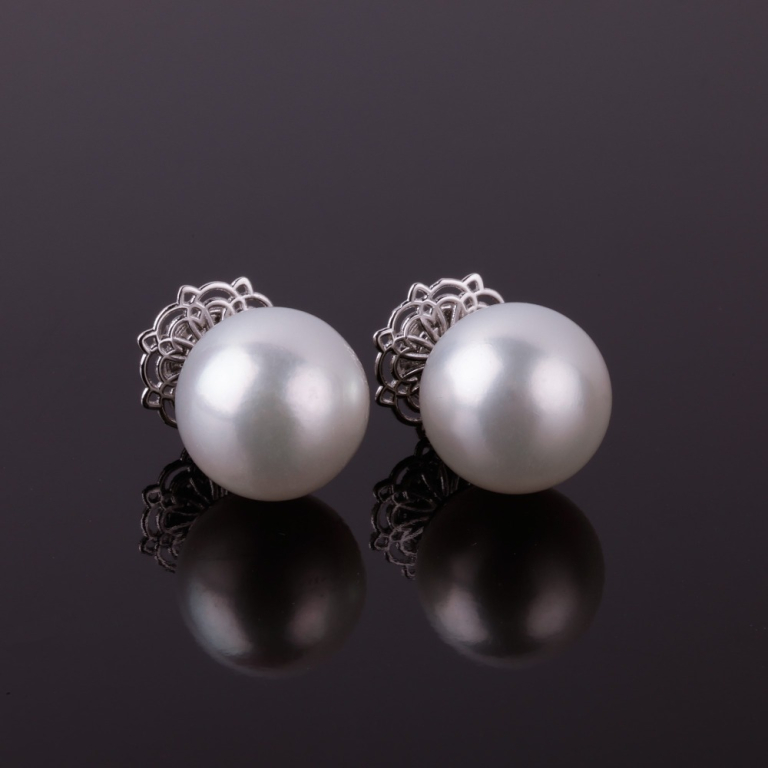 Divina, Pearl earrings 