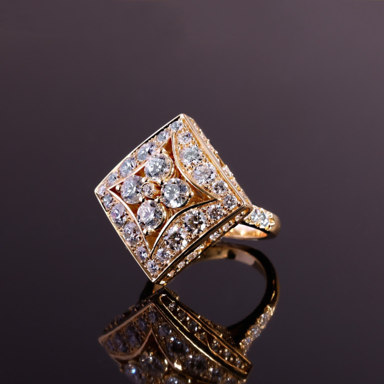 Lucilla, Gold and diamond ring 